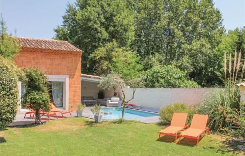 Three-Bedroom Holiday Home in Caumont sur Durance gîte à louer Noves