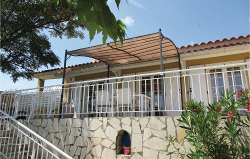 Beautiful home in Creissan w/ WiFi Outdoor swimming pool and 3 Bedrooms - image 6