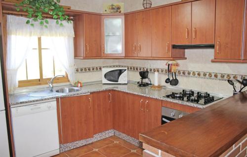 virtuve, Cozy Home In Corumbela in Sayalonga