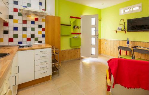Stunning home in Rota w/ 2 Bedrooms - image 7