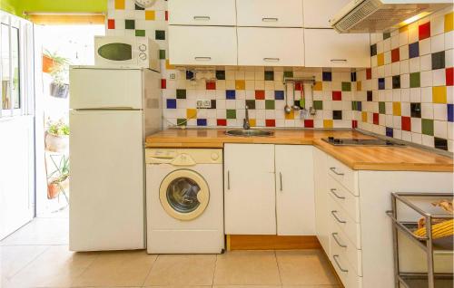 Stunning home in Rota w/ 2 Bedrooms - image 10