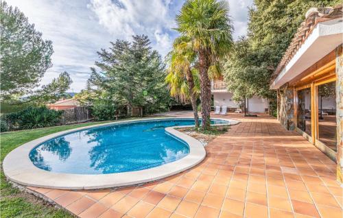 Piscina, Awesome Home In Matadepera With 6 Bedrooms, Outdoor Swimming Pool And Swimming Pool in Sant Feliu del Racó
