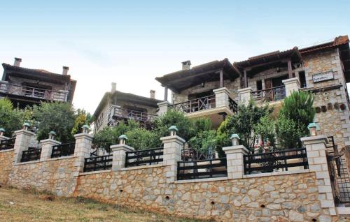 Three-Bedroom Holiday home with a Fireplace in Astros Arkadias Pelo. gîte à louer Andrítsa