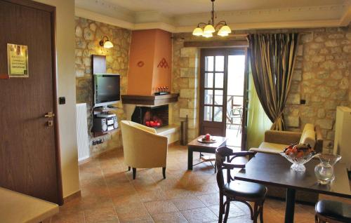  Three-Bedroom Holiday home with a Fireplace in Astros Arkadias Pelo. in Áyios Ioánnis