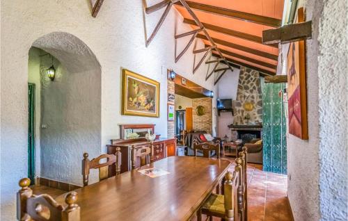  Stunning home in Posadas with 5 Bedrooms, Private swimming pool and Outdoor swimming pool in Posadas