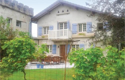 2 Bedroom Nice Home In Charritte De Bas gîte à louer Espès-Undurein