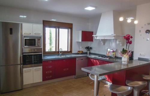 virtuve, Stunning Home In Sayalonga With Wifi in Sayalonga