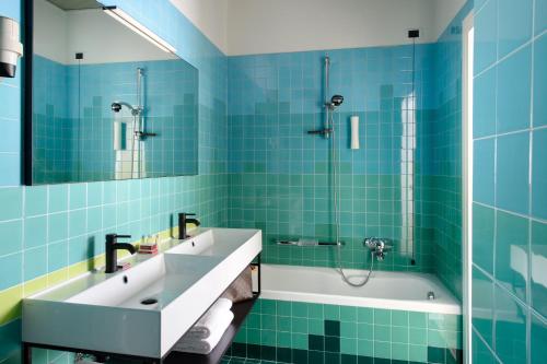 room detail thumbnail 2
