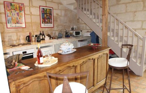 virtuve, 2 Bedroom Beautiful Home In Bellegarde in Bellegarde
