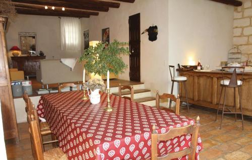 virtuve, 2 Bedroom Beautiful Home In Bellegarde in Bellegarde