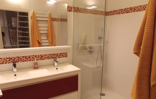 Vannas istaba, 2 Bedroom Beautiful Home In Bellegarde in Bellegarde