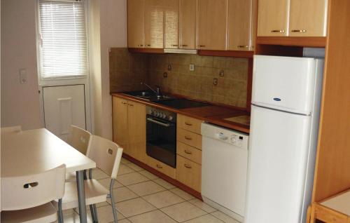  Stunning home in Agioi Apostoloi with 2 Bedrooms, WiFi and Outdoor swimming pool in Áyioi Apóstoloi