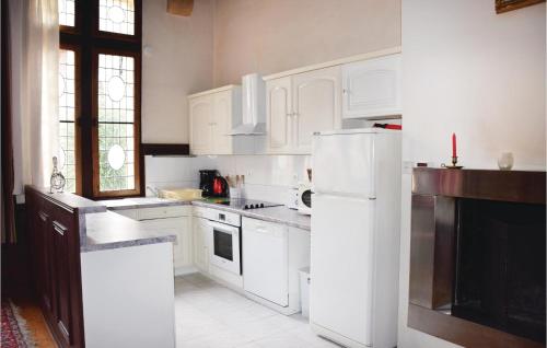 kuhinja, Gorgeous Home In Chinon With Wifi in Les Lutinieres