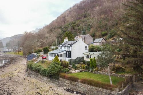 Rossmay House - 4 Bedroom Scottish Villa with waterfront / mountain views - Accommodation - Arrochar