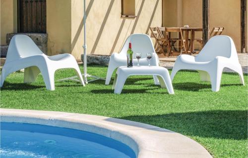 Peldbaseins, Stunning Home In Villanueva Del Duque in Alcaracejos
