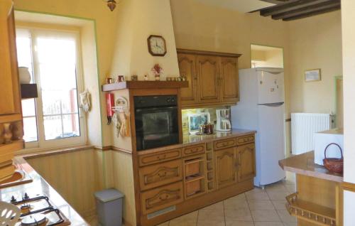 Gorgeous Home In Juigne Sur Sarthe With Wifi