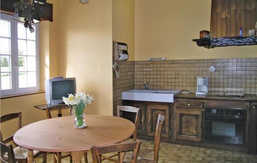 3 Bedroom Nice Home In Quemper Guznnec