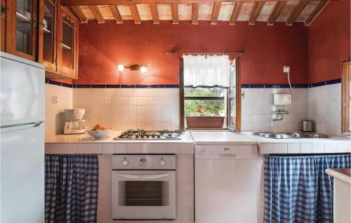 virtuve, Three-Bedroom Holiday Home In Barban in Sajini