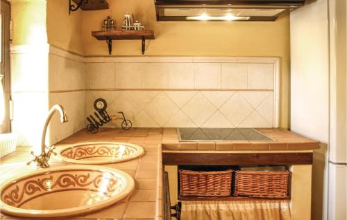 virtuve, Stunning Home In Villanueva Del Duque in Alcaracejos