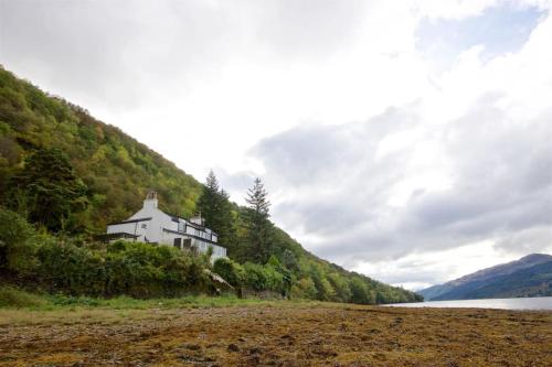 Rossmay House - 4 Bedroom Scottish Villa with waterfront / mountain views