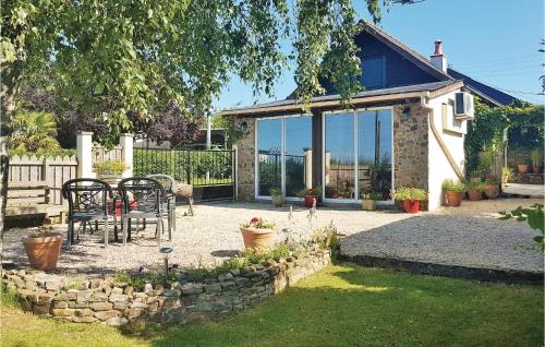 Amazing home in Eancé w/ WiFi, 3 Bedrooms and Outdoor swimming pool gîte à louer Visseiche