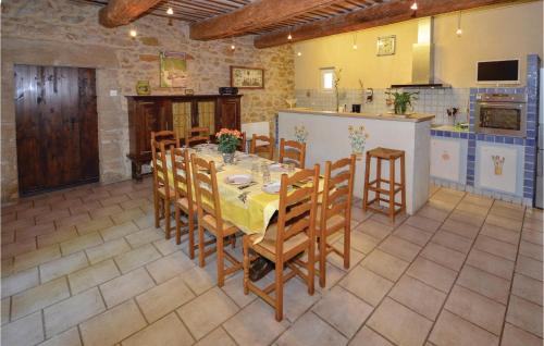 virtuve, Awesome Home In Jonquieres in Jonquieres (Provence-Alpes-Cote d'Azur)