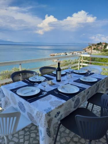 Surrounded by Lemon Trees Seafront Villa gîte à louer Mármara