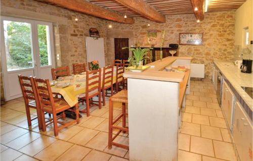 virtuve, Awesome Home In Jonquieres in Jonquieres (Provence-Alpes-Cote d'Azur)