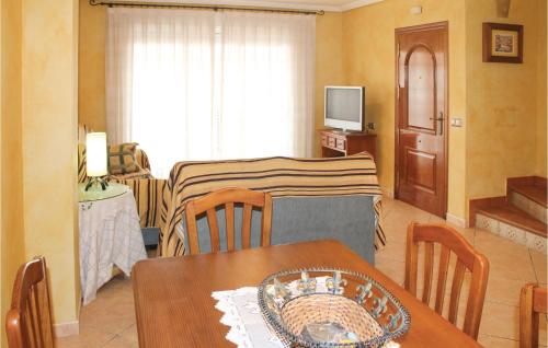 Five-Bedroom Apartment in Los Alcazares - image 12