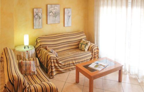 Nice Apartment In Los Alczares With Kitchen