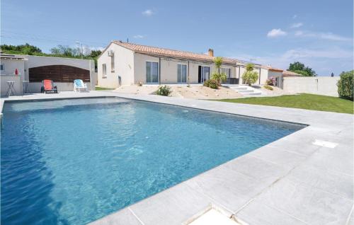 Nice Home In Sernhac With 4 Bedrooms, Wifi And Outdoor Swimming Pool - Location saisonnière - Sernhac