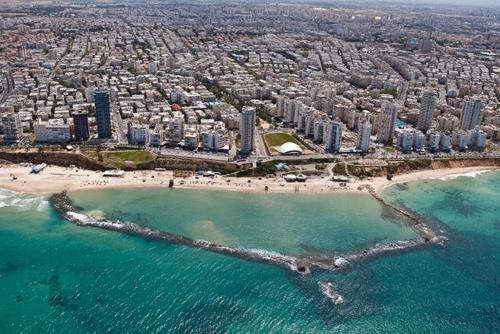 Isramax 3BR apartment near the sea. in Bat Yam