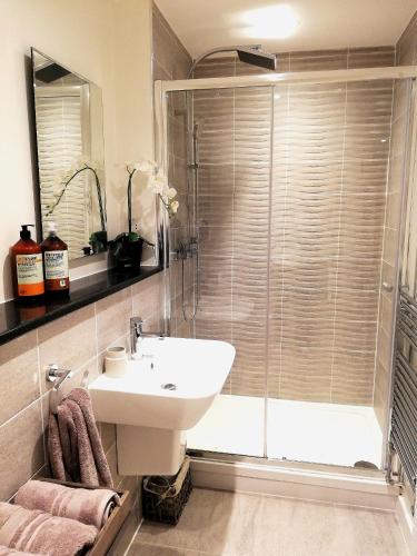 Executive Apartment nr NEC, BHX, Resorts World - Tap to explore photos