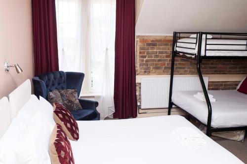 The Castle Inn Hotel - image 2