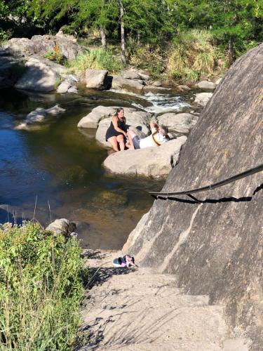 CABAÑAS FENIX con ARROYO NATURAL BORDEANDO LA PROPIEDAD reservar con 24 hs de anticipación