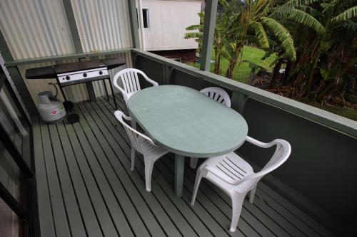 balkon/terras, Treehouse - Whanarua Bay Cottages in Te Kaha