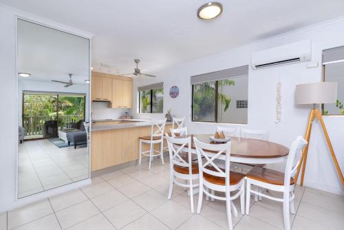 Seascape Holidays - Tropical Reef Apartments - image 5