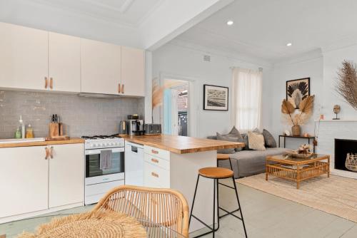 Kitchen, Bondi Surf Cottage in North Bondi