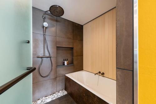 room detail thumbnail 2
