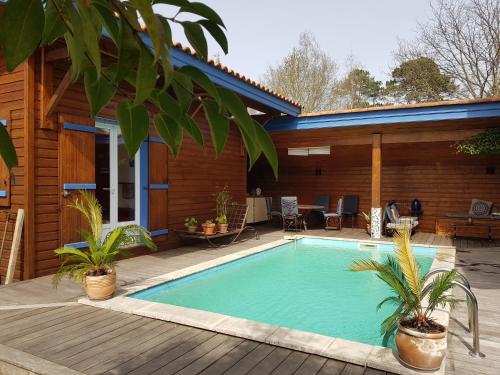 Maison bois avec piscine 4 km lac 10km plage gîte à louer Enhil