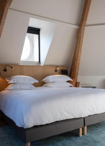 1 queen bed, 1 twin bed