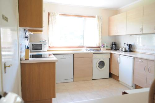 virtuve, Lamont Chalet Self catering holiday homes Creagmhor Glenelg IV408LA in Letterfearn