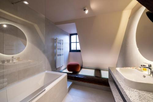 room detail thumbnail 2