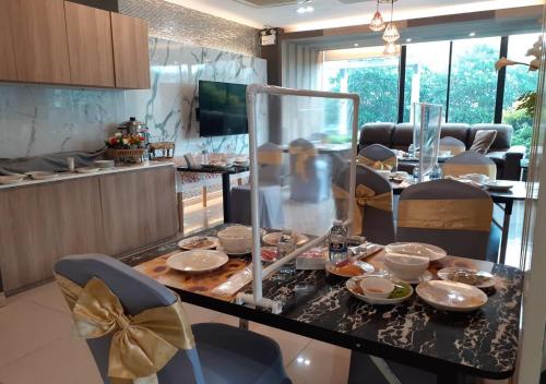 Restaurant, Grand Inter Hotel in Samut Sakhon