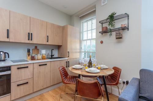 Lovely apartment beneath Edinburgh Castle - image 14
