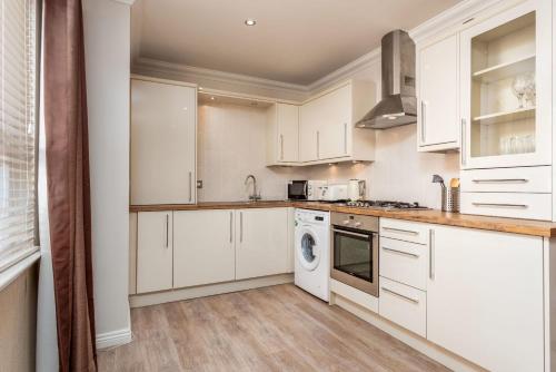 ห้องครัว, London Gate No1 - Donnini Apartments in คิลมาร์นอค