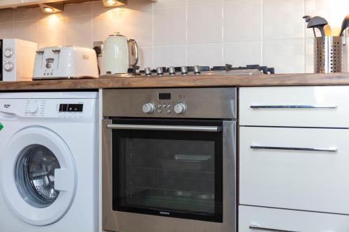 ห้องครัว, London Gate No1 - Donnini Apartments in คิลมาร์นอค