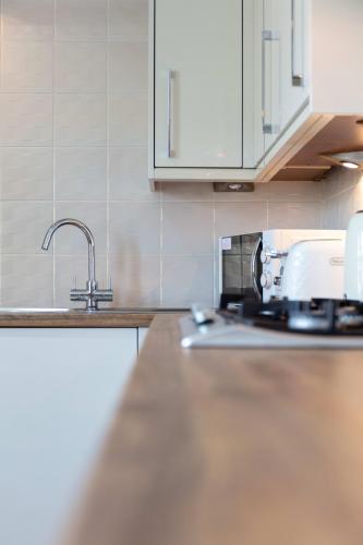 ห้องครัว, London Gate No1 - Donnini Apartments in คิลมาร์นอค