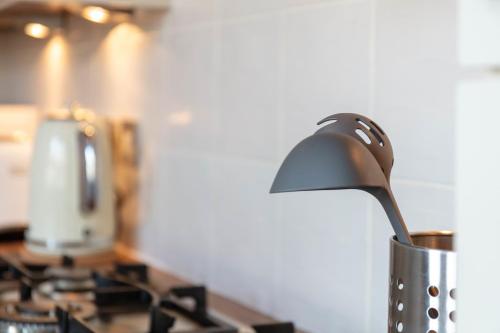 ห้องครัว, London Gate No1 - Donnini Apartments in คิลมาร์นอค