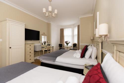 3 twin beds